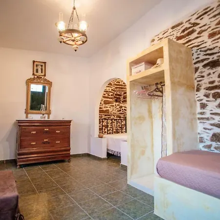 בית נופש Kythnian Traditional 19th Century House